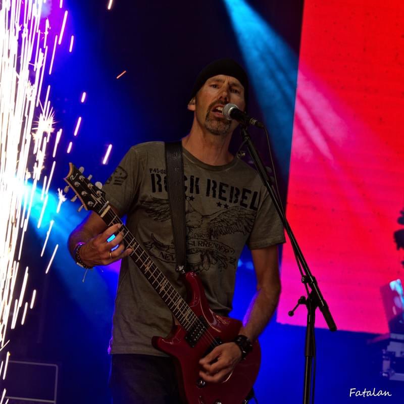 Le guitariste de 4U en concert